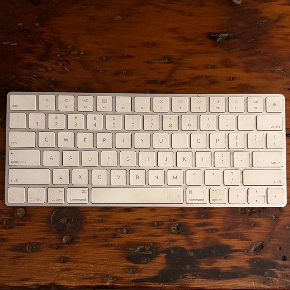 Apple Keyboard - Picture 3 of 5